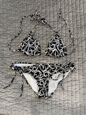 Raisins Black and White Floral Logo Swim Tag Detail